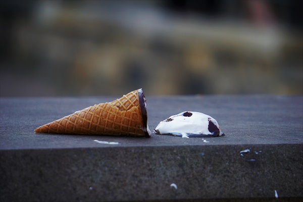 こぼれたアイスクリームの画像